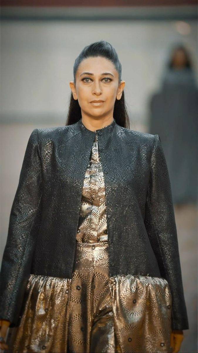 Karisma Kapoor (instagram.com/lakmefashionwk)
