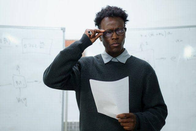 ilustrasi pemimpin tanpa ketegasan (pexels.com/Cottonbro studio)