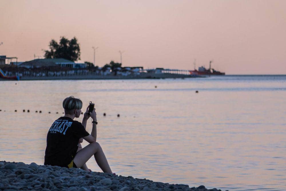ilustrasi mendengarkan musik di tepi laut (unsplash.com/river fx)