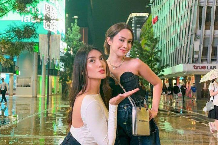 9 Potret Anissa Aziza dan Merdi Octav Liburan di Bangkok, Tanpa Suami