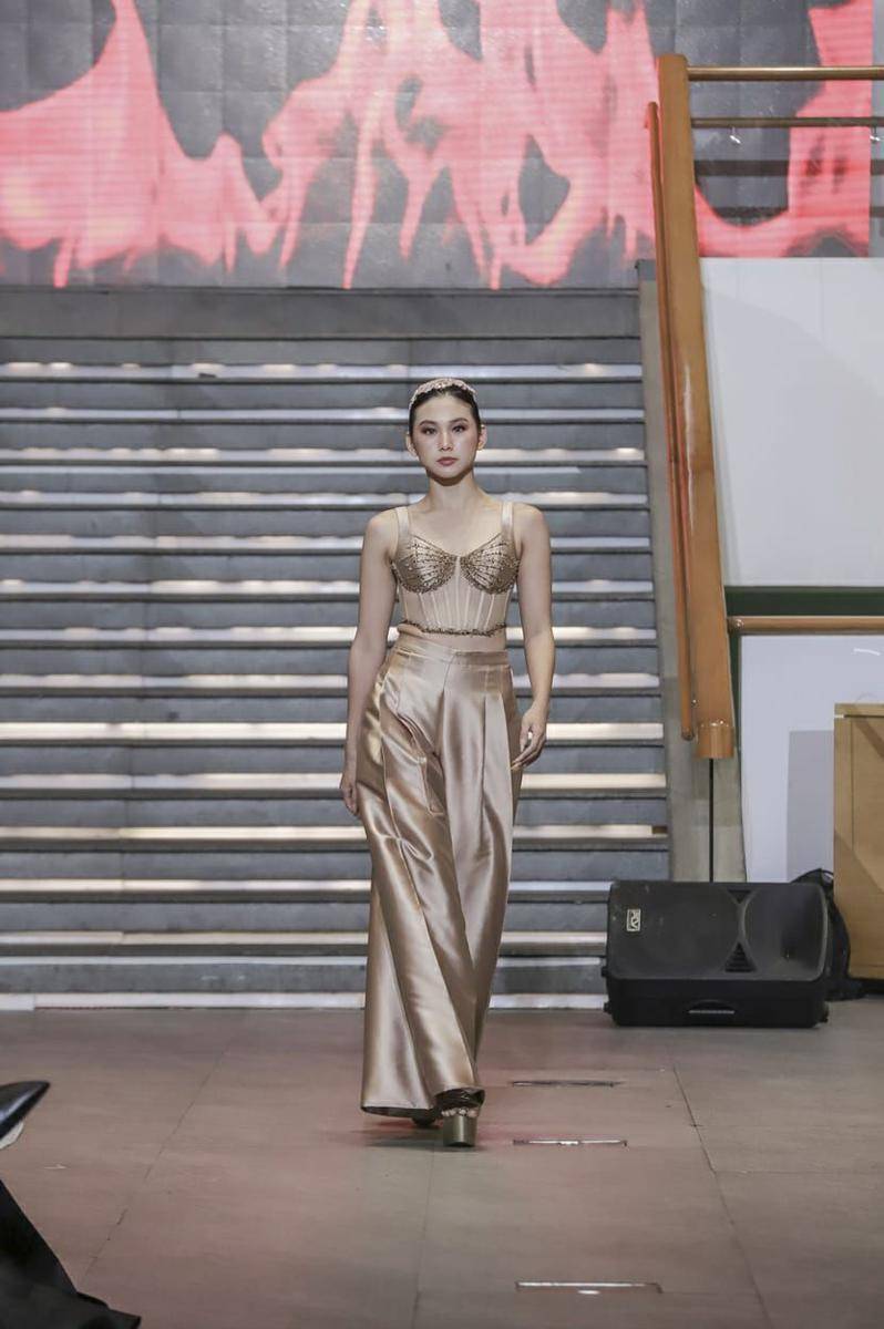 Koleksi FLAMES dari Julianto yang diperagakan di During Milan Fashion Week 2023. (dok. TIM MUARA BAGDJA)