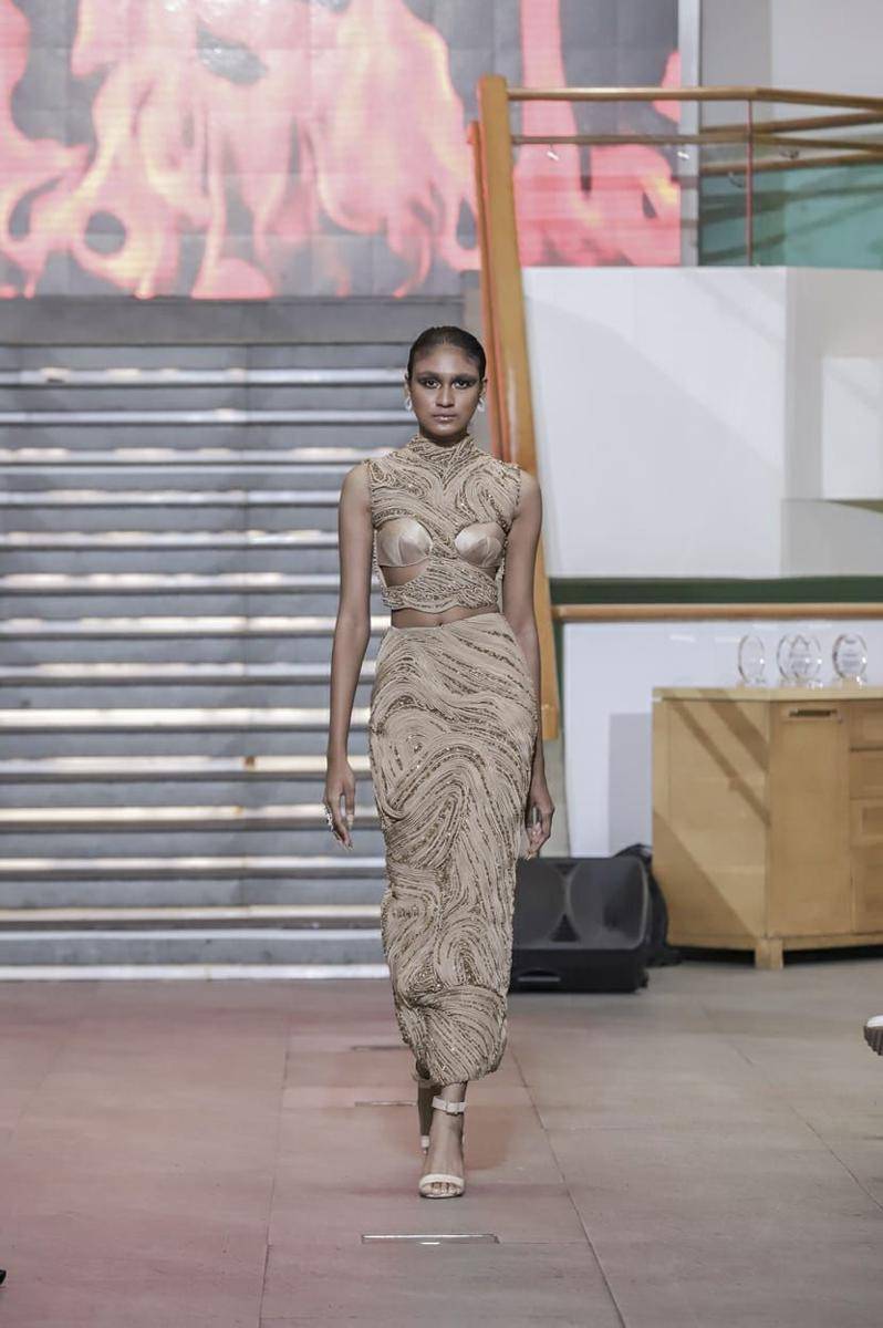 Koleksi FLAMES dari Julianto yang diperagakan di During Milan Fashion Week 2023. (dok. TIM MUARA BAGDJA)