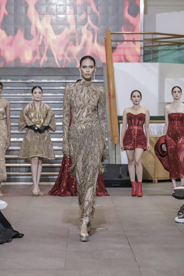 Koleksi FLAMES dari Julianto yang diperagakan di During Milan Fashion Week 2023. (dok. TIM MUARA BAGDJA)