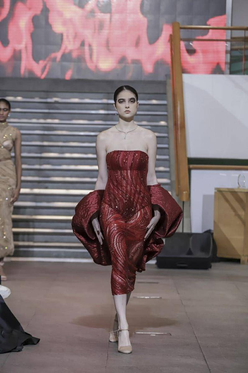 Koleksi FLAMES dari Julianto yang diperagakan di During Milan Fashion Week 2023. (dok. TIM MUARA BAGDJA)