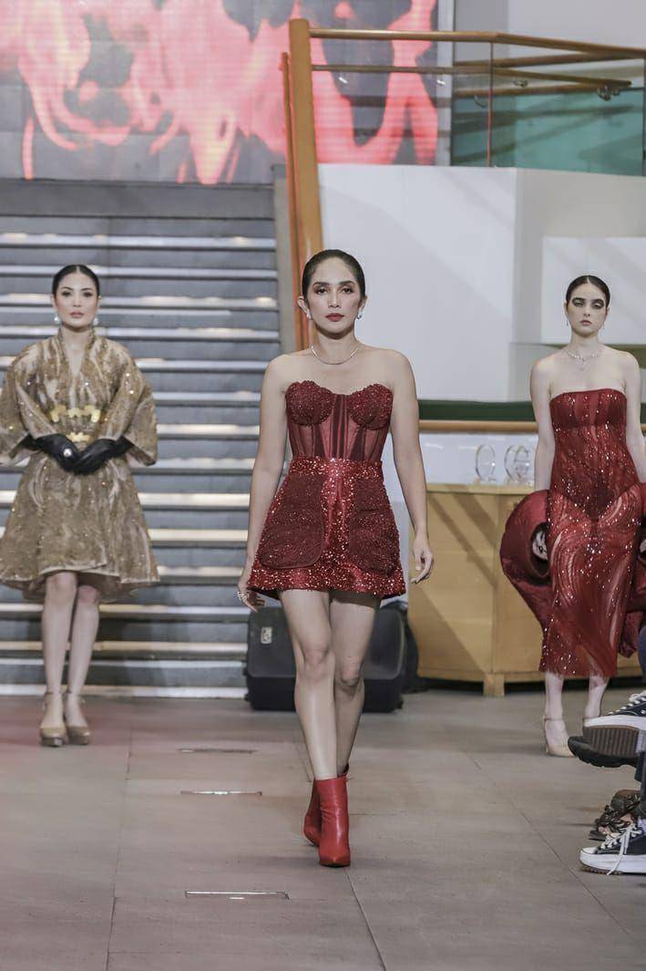 Koleksi FLAMES dari Julianto yang diperagakan di During Milan Fashion Week 2023. (dok. TIM MUARA BAGDJA)