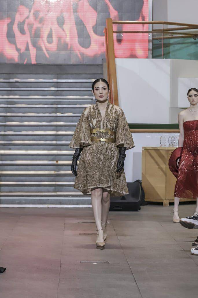 Koleksi FLAMES dari Julianto yang diperagakan di During Milan Fashion Week 2023. (dok. TIM MUARA BAGDJA)
