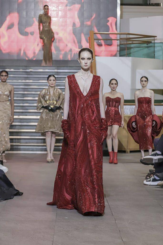 Koleksi FLAMES dari Julianto yang diperagakan di During Milan Fashion Week 2023. (dok. TIM MUARA BAGDJA)