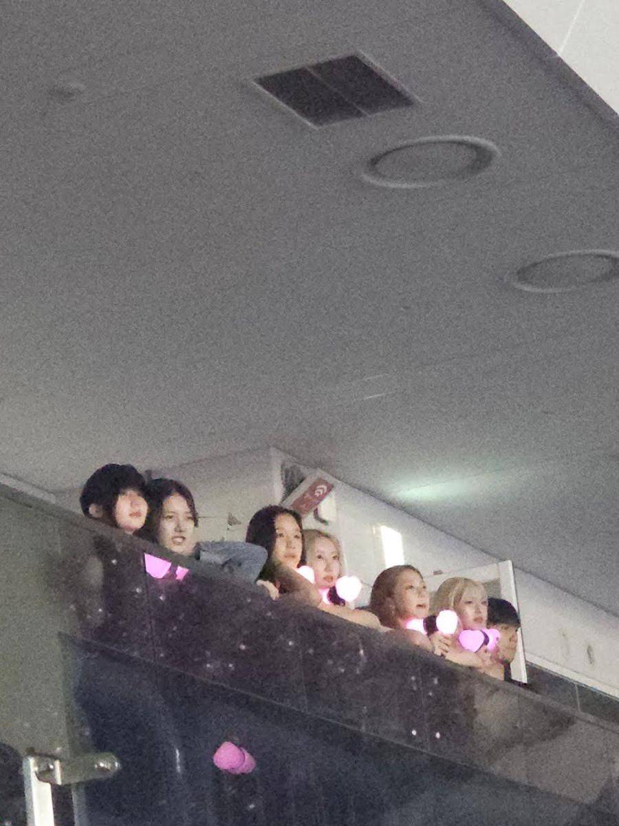 potret enam anggota BABYMONSTER yang hadir di konser final BLACKPINK “BORN PINK” Seoul pada September (dok. theqoo)