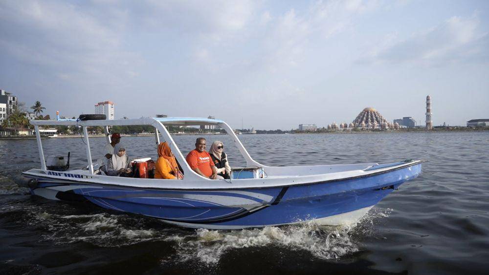 ilustrasi penyaluran bantuan yang menggunakan speedboat (Dok. Pos Indonesia)