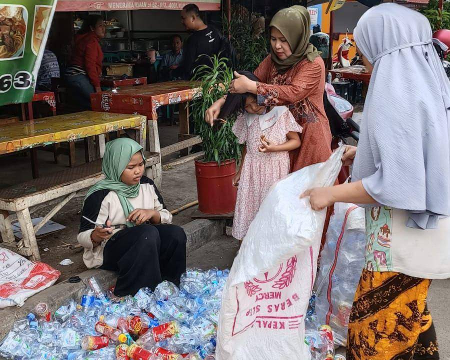 ilustrasi pedagang sedang memilah sampah (Dok. PNM)