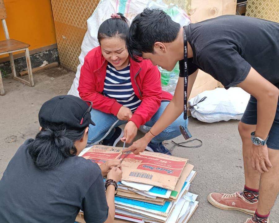 ilustrasi pedagang sedang menimbang sampah (Dok. PNM)