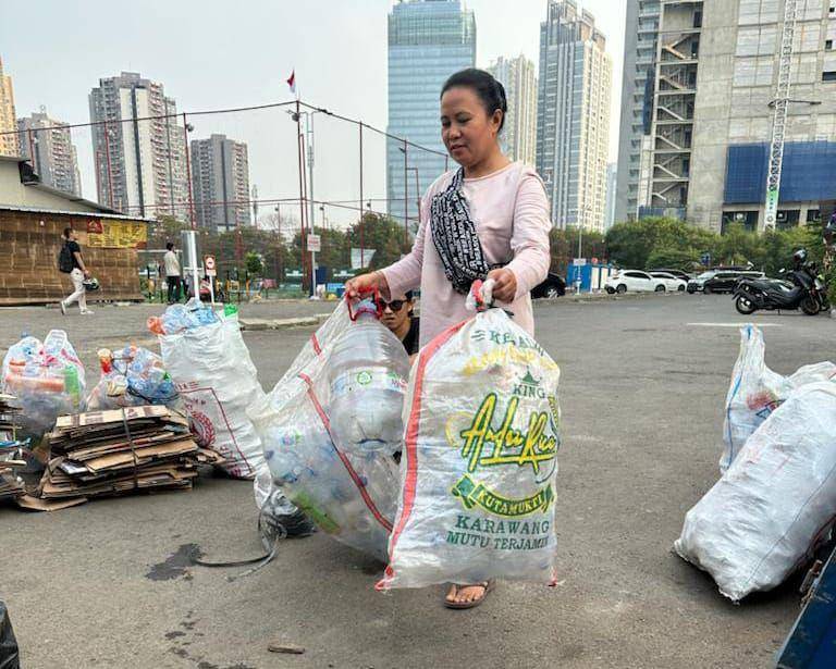 ilustrasi pedagang sedang memilah sampah (Dok. PNM)