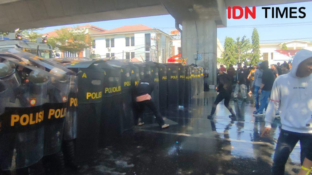 Simulasi Pengamanan, Polisi Ledakkan Bom depan KPU Sulsel