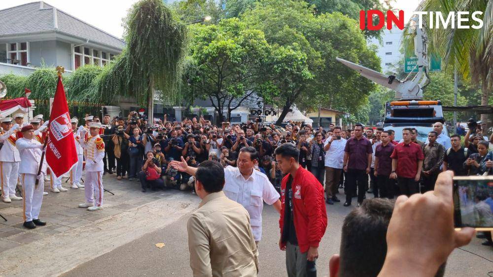 Ketua Umum Partai Solidaritas Indonesia (PSI), Kaesang Pangarep bersilaturahmi dengan Ketua Umum Partai Gerindra, Prabowo Subianto. (IDN Times/Ilman Nafi'an)