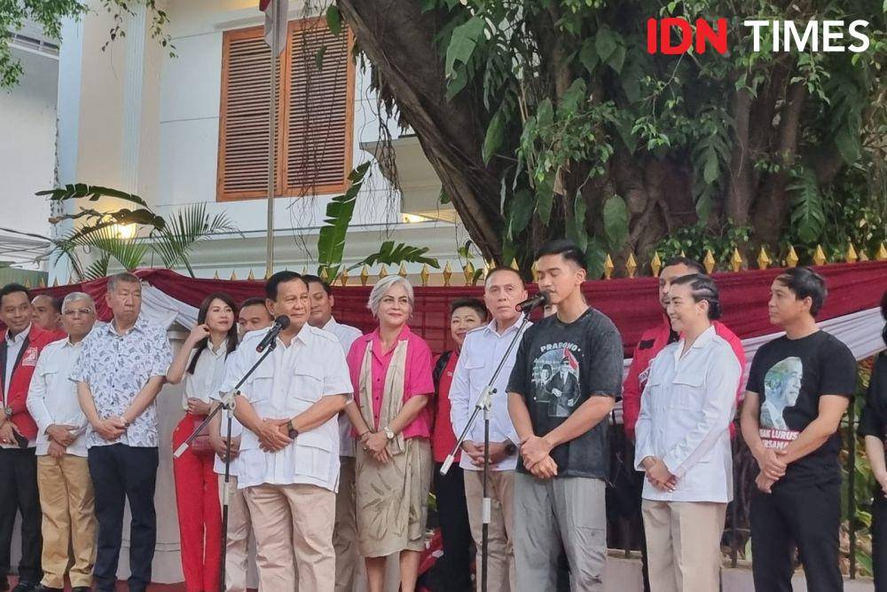 Ketua Umum Partai Solidaritas Indonesia (PSI), Kaesang Pangarep bersilaturahmi dengan Ketua Umum Partai Gerindra, Prabowo Subianto. (IDN Times/Ilman Nafi'an)
