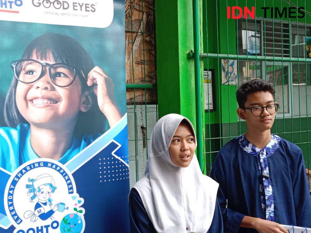 Agnia dan Dafa selepas penyerahan simbolis kacamata gratis kepada siswa SMPN 1 Padalarang, Bandung Barat (12/10/2023). (IDN Times/Febriyanti Revitasari)