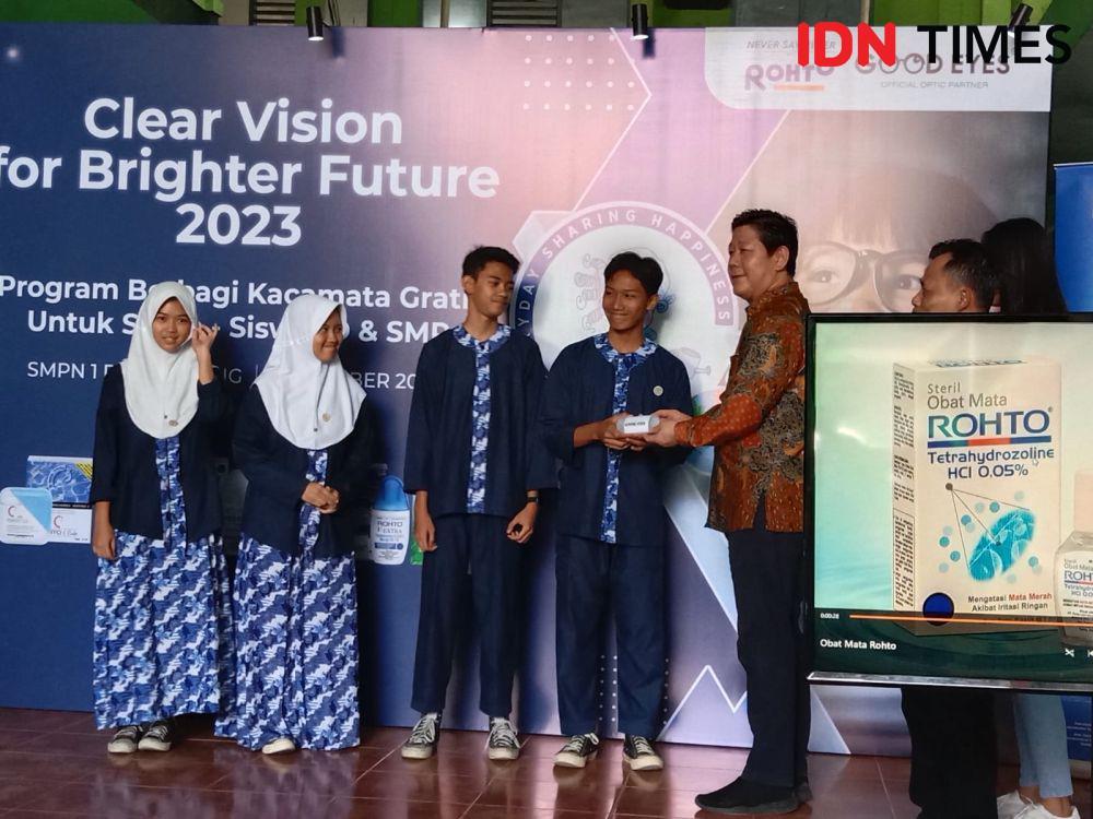 Kisah Siswa SMPN 1 Padalarang Dapat Kacamata Gratis dari Rohto