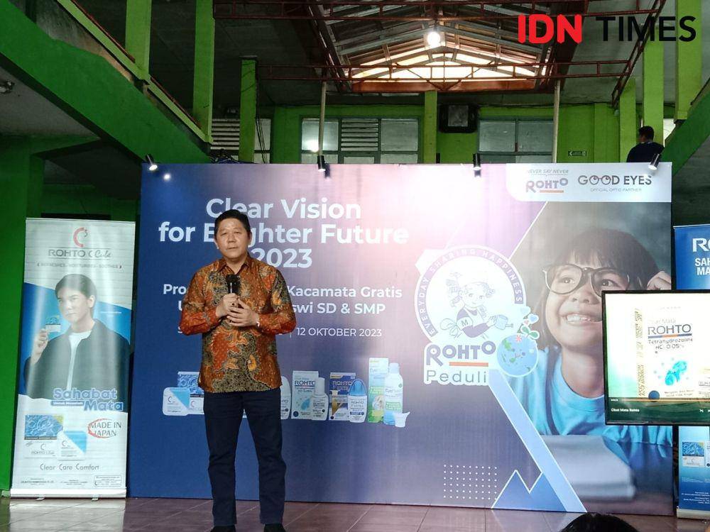 Mukdaya Massidy, Presiden Direktur PT Rohto Laboratories Indonesia memberikan sambutan di SMPN 1 Padalarang, Bandung Barat, Jawa Barat (12/10/2023). (IDN Times/Febriyanti Revitasari)
