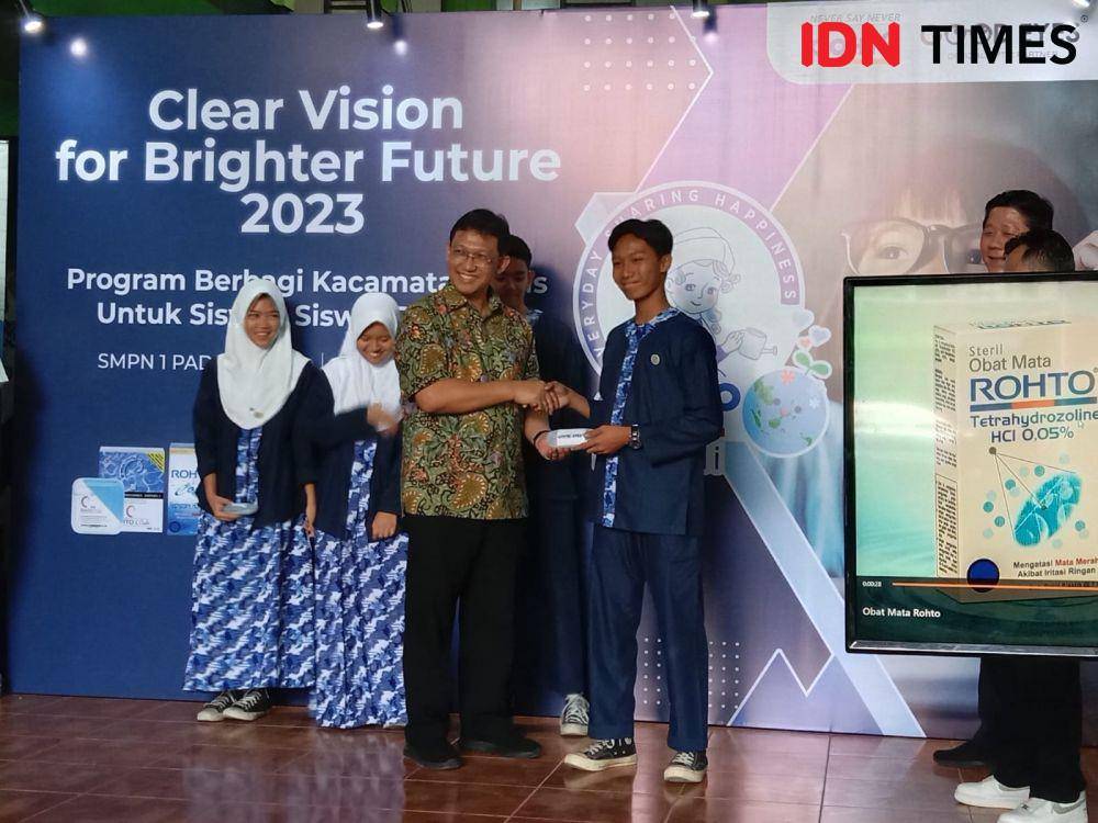 Penyerahan simbolis kacamata gratis kepada siswa SMPN 1 Padalarang, Bandung Barat oleh tim PT Rohto Laboratories Indonesia (12/10/2023). (IDN Times/Febriyanti Revitasari)