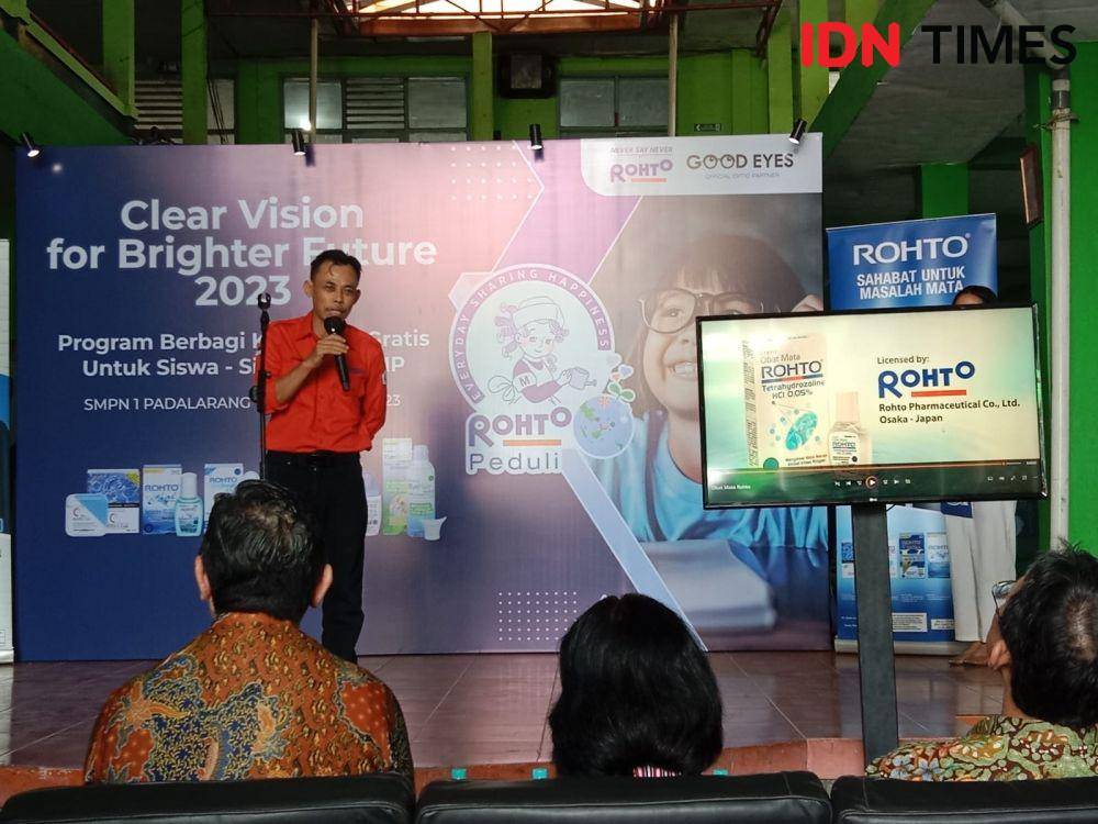 Suhartono, Kepala Sekolah SMPN 1 Padalarang memberikan sambutan. (12/10/2023). (IDN Times/Febriyanti Revitasari)