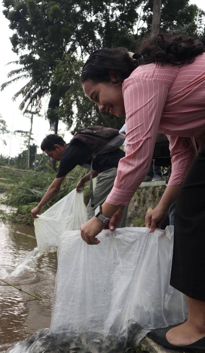 Komunitas Peduli Sungai menabur 10 ribu bibit ikan di Sungai Deli (Dok. tim penyelenggara)