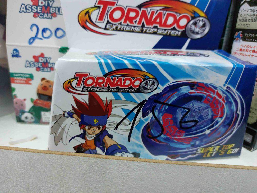 potret barang KW beyblade (reddit.com/user/MyNameIsThiss)