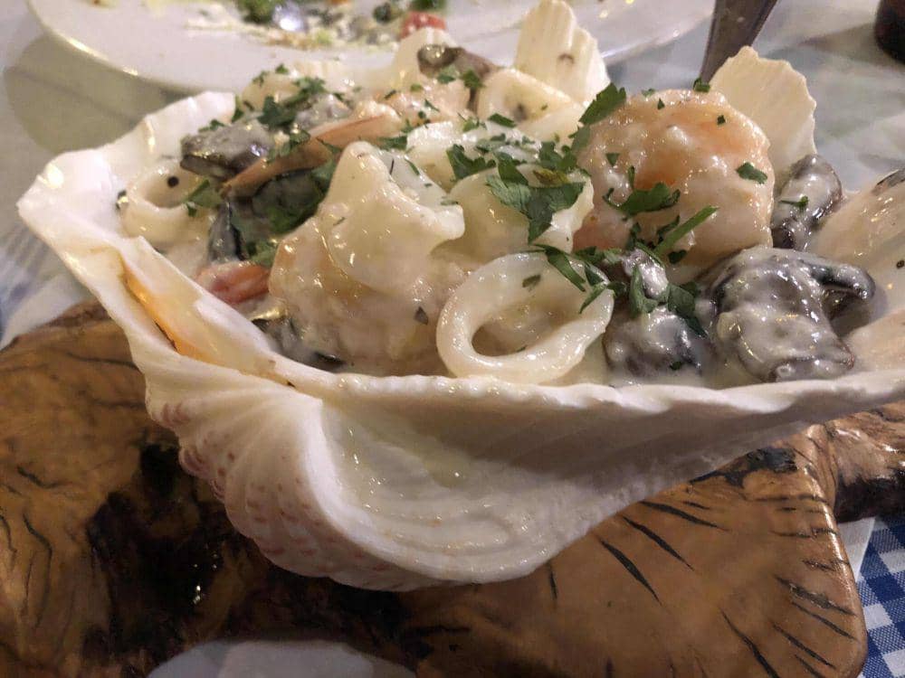 potret penyajian menggunakan cangkang kerang (reddit.com/user/Jman1139reddit)