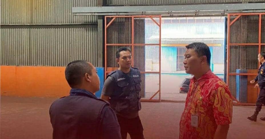 Petugas KPU Kota Cimahi Mengecek Kesiapan Gudang Logistik. (Dok/Istimewa)
