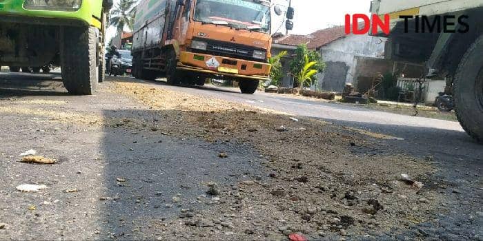Lokasi kejadian yang telah ditutupi tanah oleh warga sekitar, Jumat (13/10/2023).(IDN Times/Sutrisno)