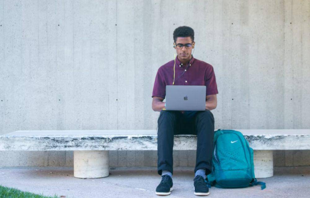 ilustrasi pria yang berkomunikasi dengan teman (unsplash.com/The Jopwell Collection)