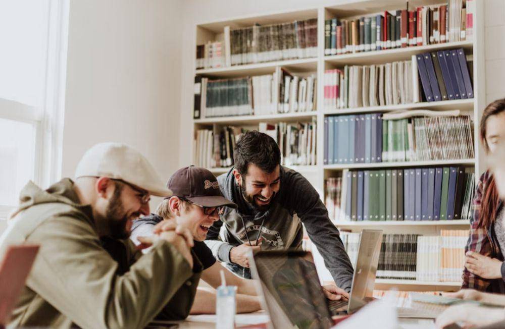 ilustrasi pria yang berkomunikasi dengan teman (unsplash.com/Priscilla Du Preez 🇨🇦)