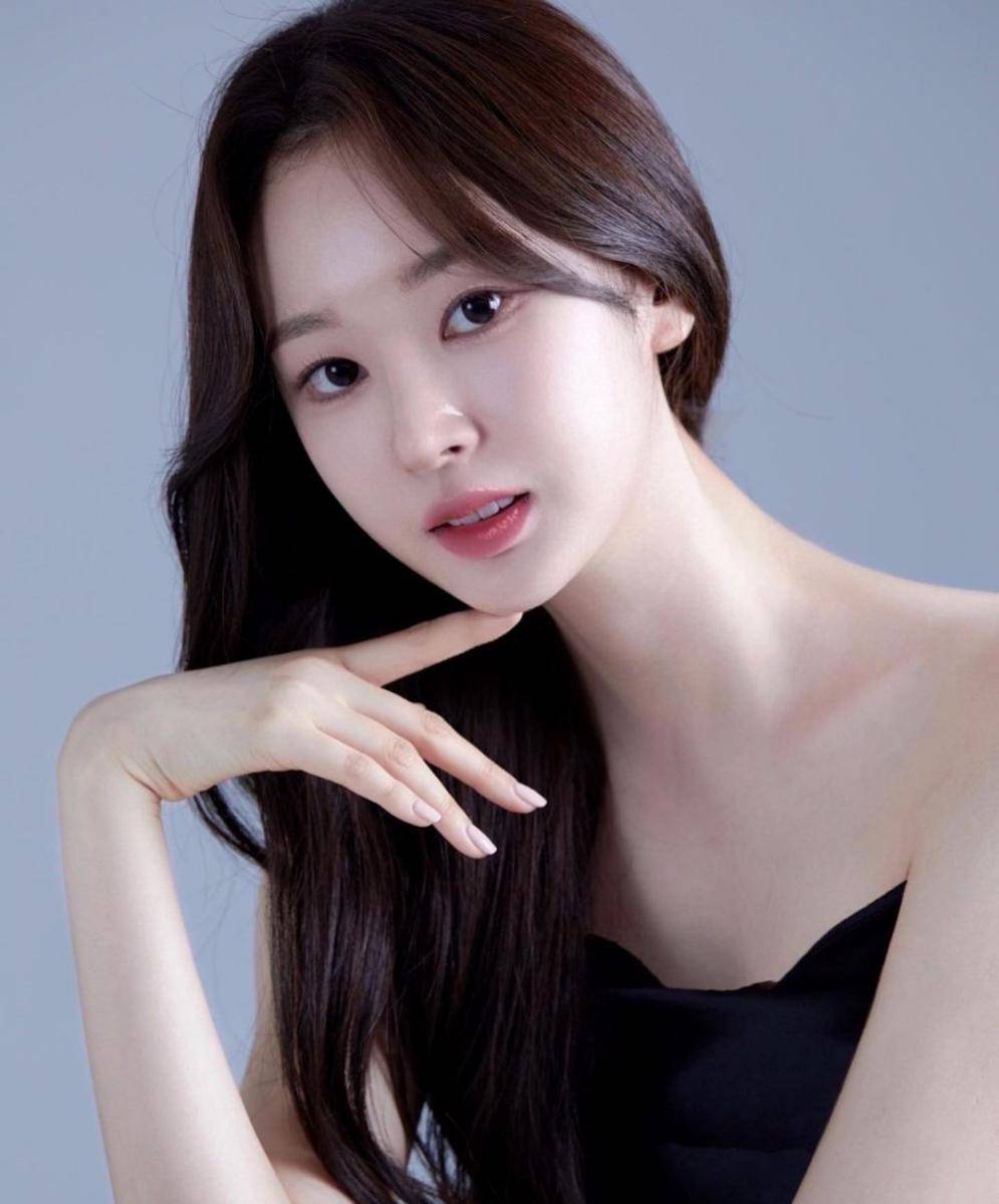 Choi Chae-Won (instagram.com/esvnels)