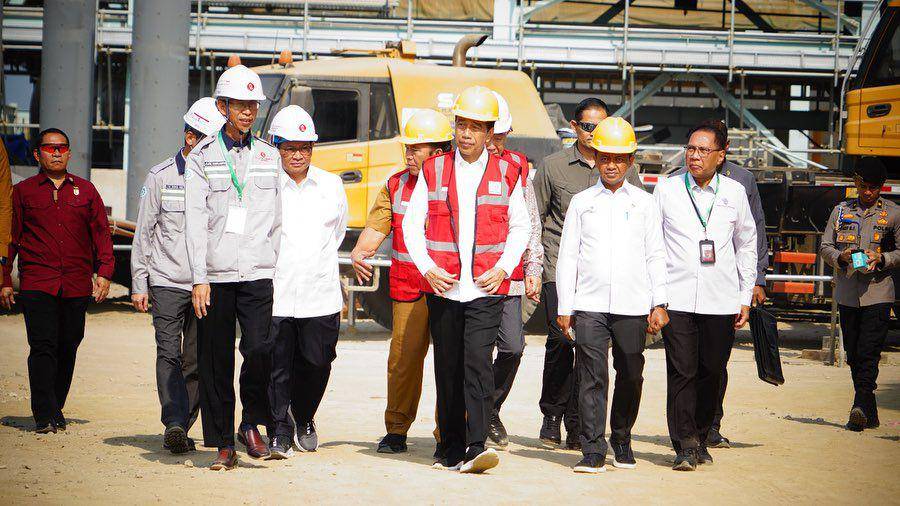 Presiden Jokowi meninjau pembangunan PT Lotte Chemical Indonesia, mega proyek hilirisasi petrokimia di Cilegon, Banten pada Selasa (12/9/2023). (instagram.com/bahlillahadalia)