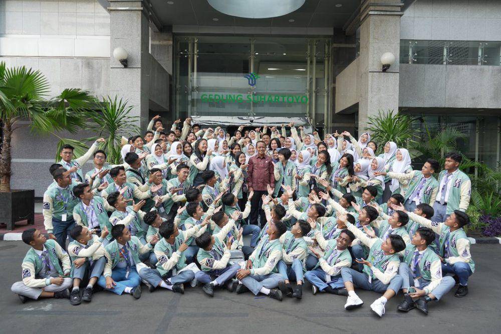 Sebanyak 100 Ketua OSIS se-Indonesia berkumpul dalam program Indonesia Student Leadership Camp (ISLC) 2023 di Ruang Nusantara, Kementerian Investasi/BKPM pada Senin (25/9/2023). (instagram.com/bahlillahadalia)