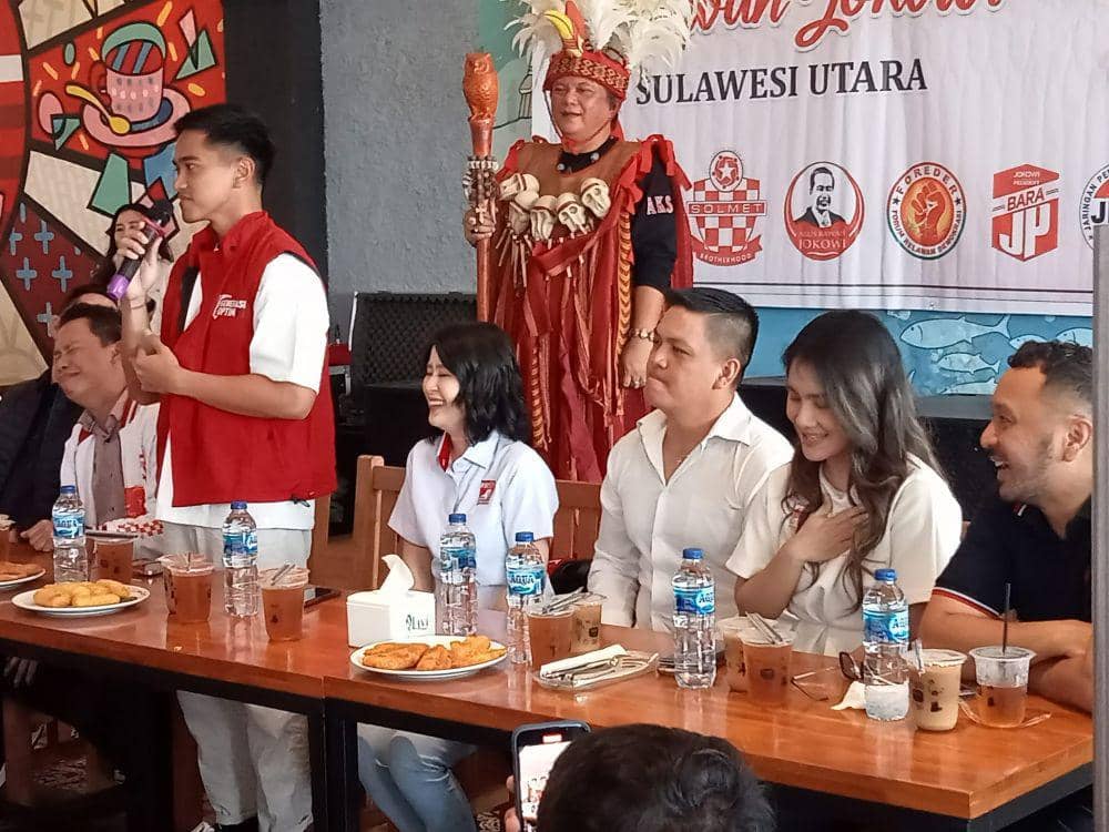 Kaesang Pangarep bersama sejumlah pengurus PSI saat bertemu relawan di Kawasan Megamas, Manado, Sulawesi Utara, Jumat (13/10/2023). IDNTimes/Istimewa