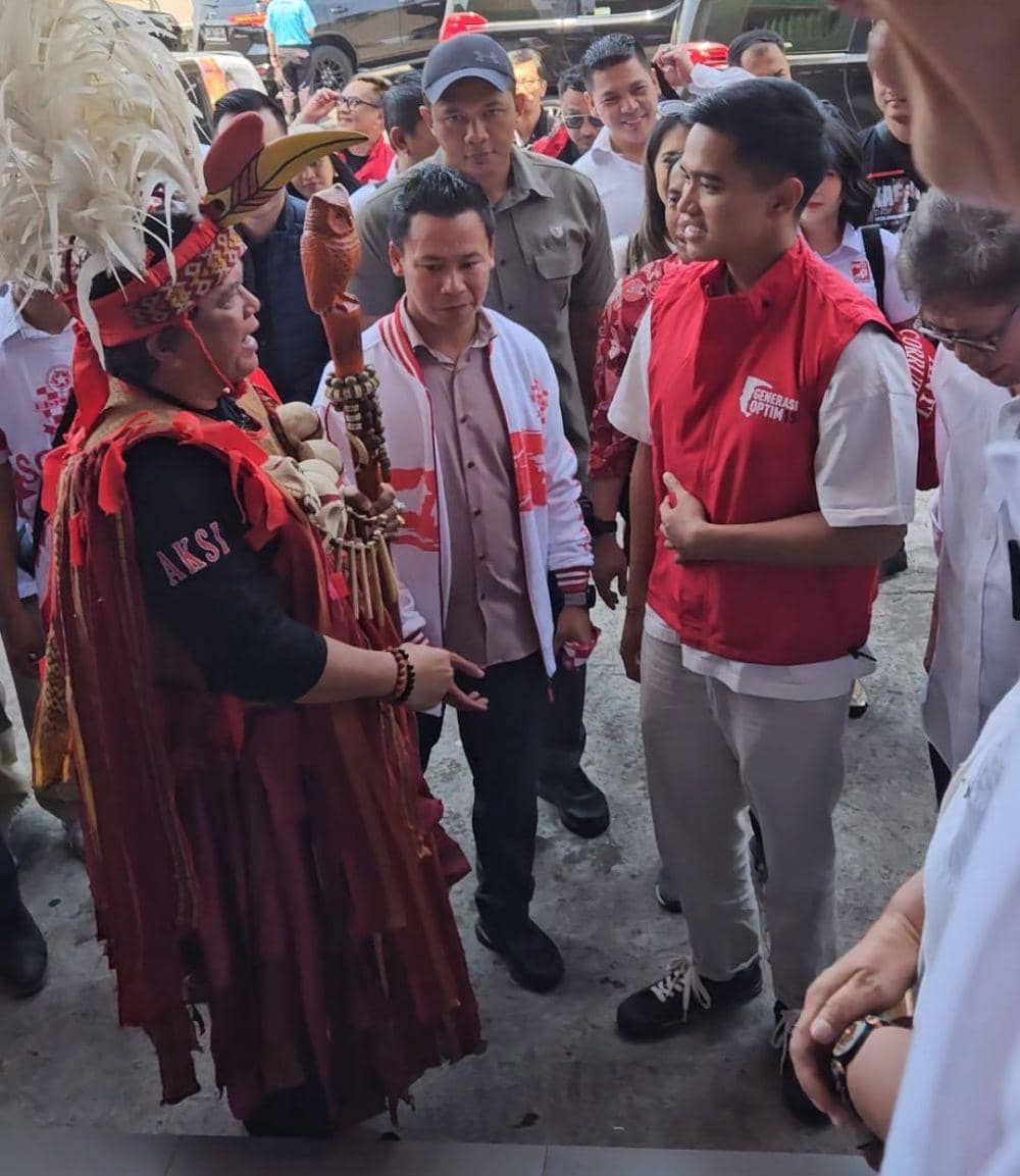 Kaesang Pangarep bersama sejumlah pengurus PSI saat bertemu relawan di Kawasan Megamas, Manado, Sulawesi Utara, Jumat (13/10/2023). IDNTimes/Istimewa