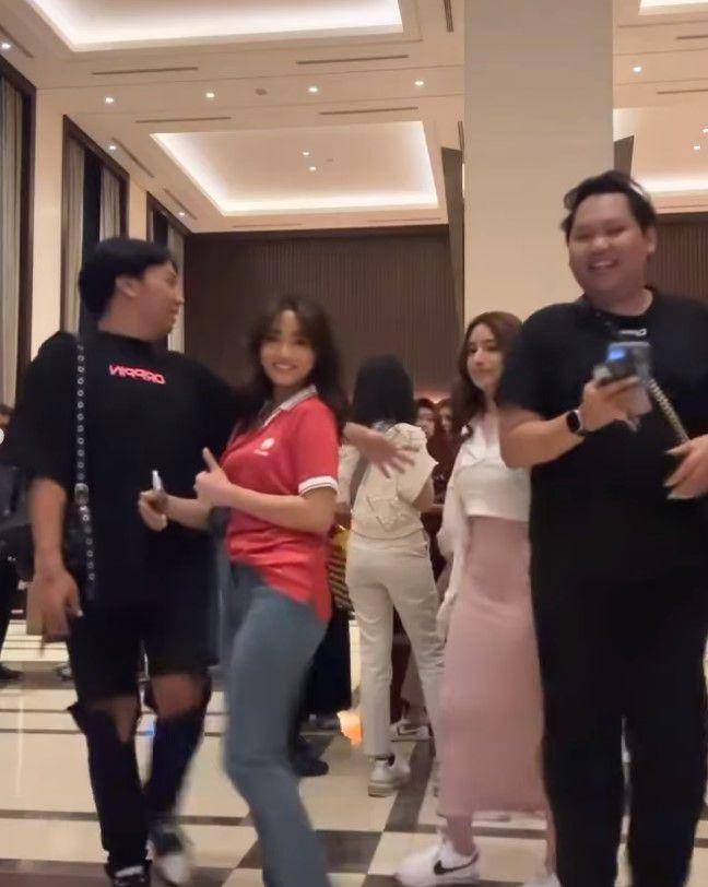 Fuji nonton timnas Indonesia (Instagram.com/pecinta.fuji)