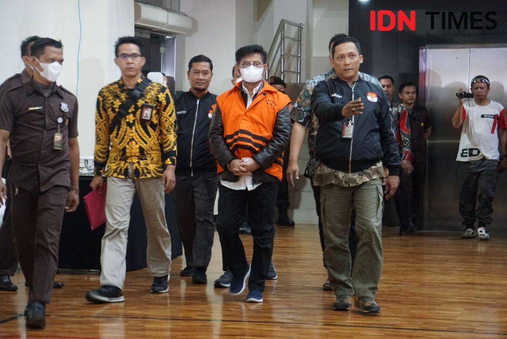 Syahrul Yasin Limpo dengan rompi oranye KPK. (IDN Times/Aryodamar)