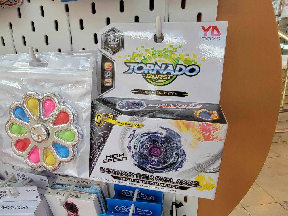 potret barang KW beyblade (reddit.com/user/BadgercIops)