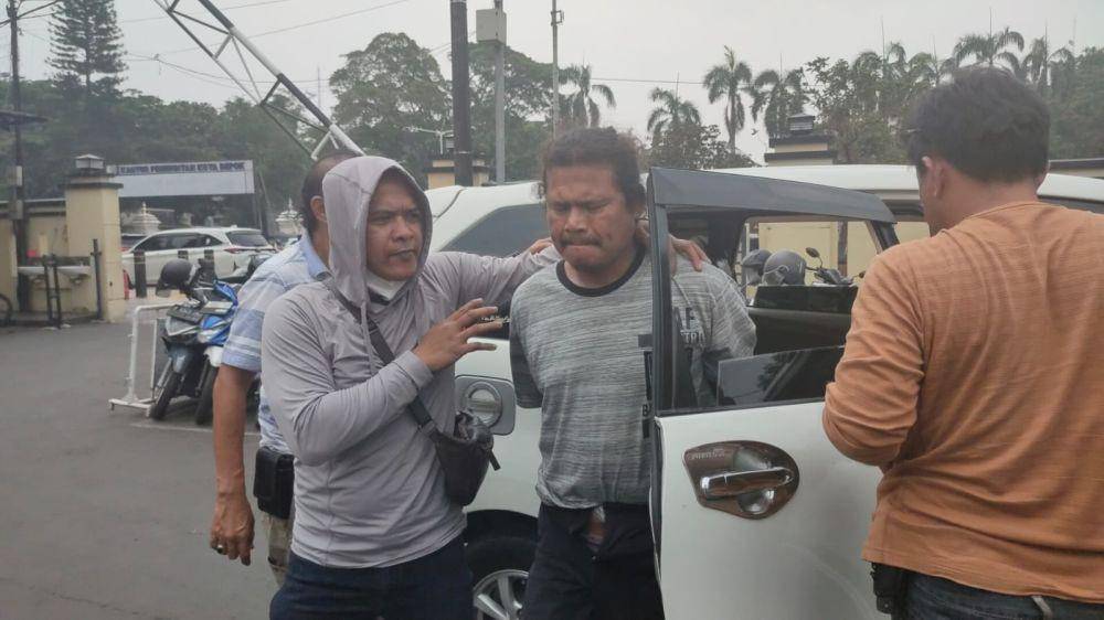 Tim Jatanras Polres Metro Depok menangkap tersangka pembunuhan yang sempat buron dan kini di bawa ke Polres Metro Depok. (Istimewa)