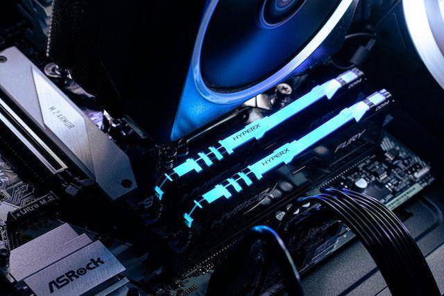 PC dengan posisi kabel rapi (unsplash.com/@therealslkhv)