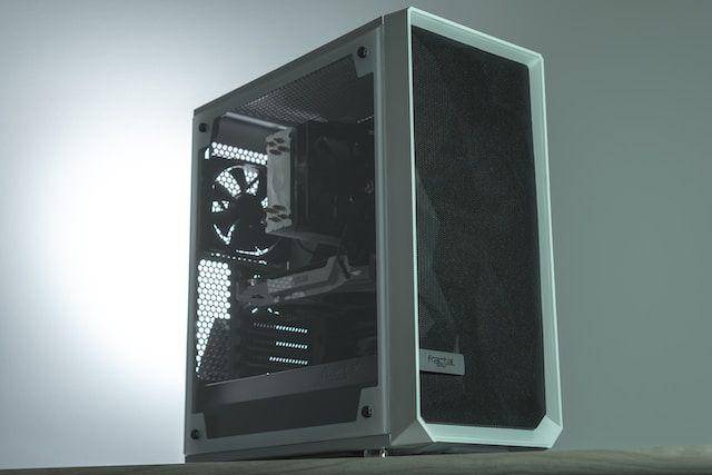 sebuah casing PC (unsplash.com/@arcreates)