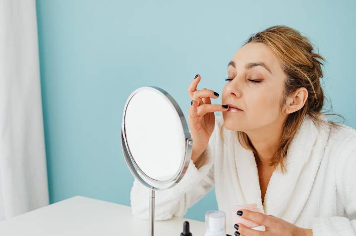 ilustrasi gunakan pelembap pada bibir (pexels.com/karolinagrabowska)