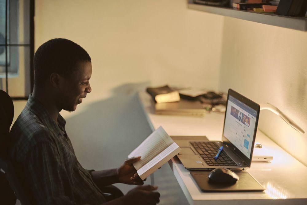 Ilustrasi online learning. (unsplash.com/Emmanuel Ikwuegbu)