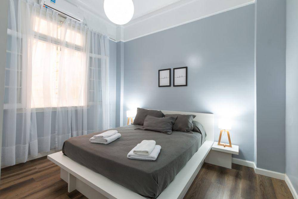 ide desain kamar cowok nuansa hitam dan abu-abu (unsplash.com/Fred Kleber)