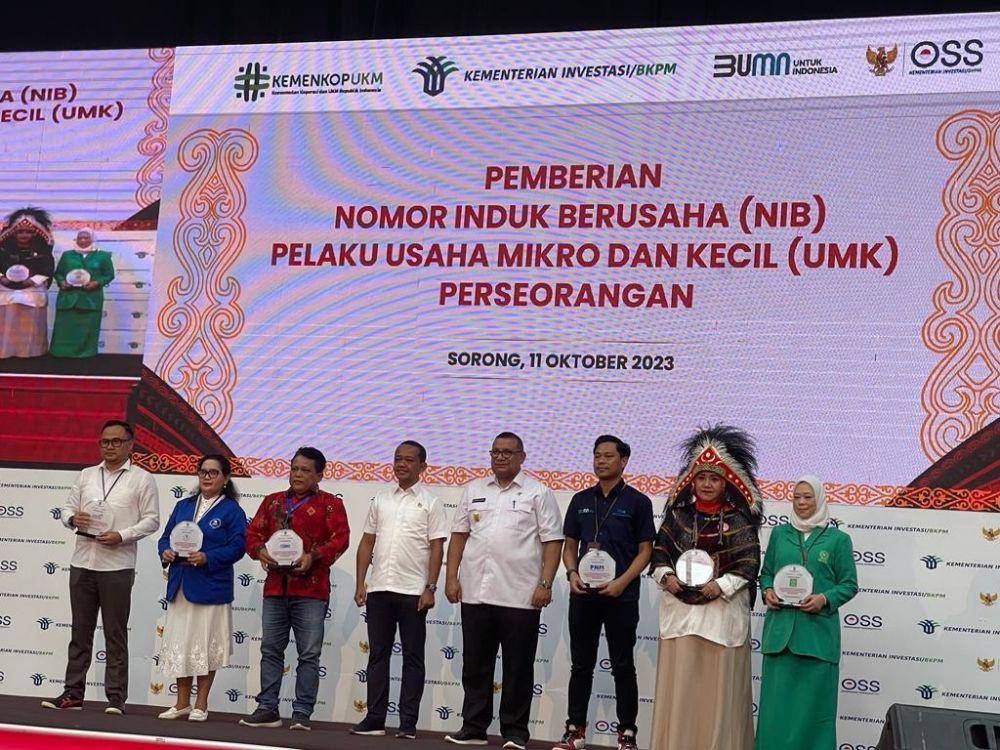 Momen perwakilan 125 UMK Sorong binaan PNM menerima NIB dari Kemeninves. (Dok. PNM)