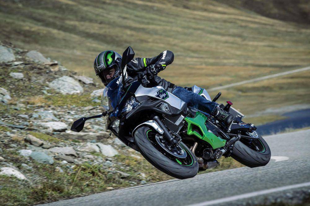 Desain fascianya mirip ZX-6R (Kawasaki)