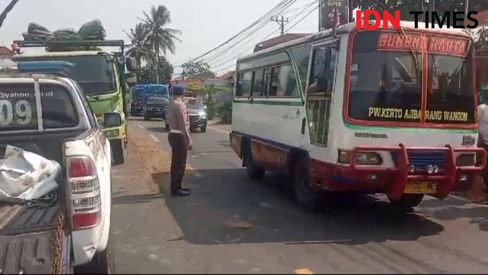 Anggota Satlantas Polresta Banyumas saat mengamankan lokasi kejadian, Jumat (13/10/2023).(IDN Times/Sutrisno)