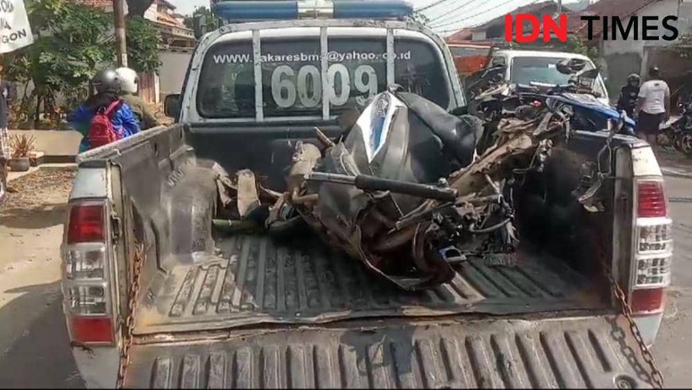 Kecelakaan Tragis Motor vs Tronton di Wangon, Korban Terseret 25 Meter