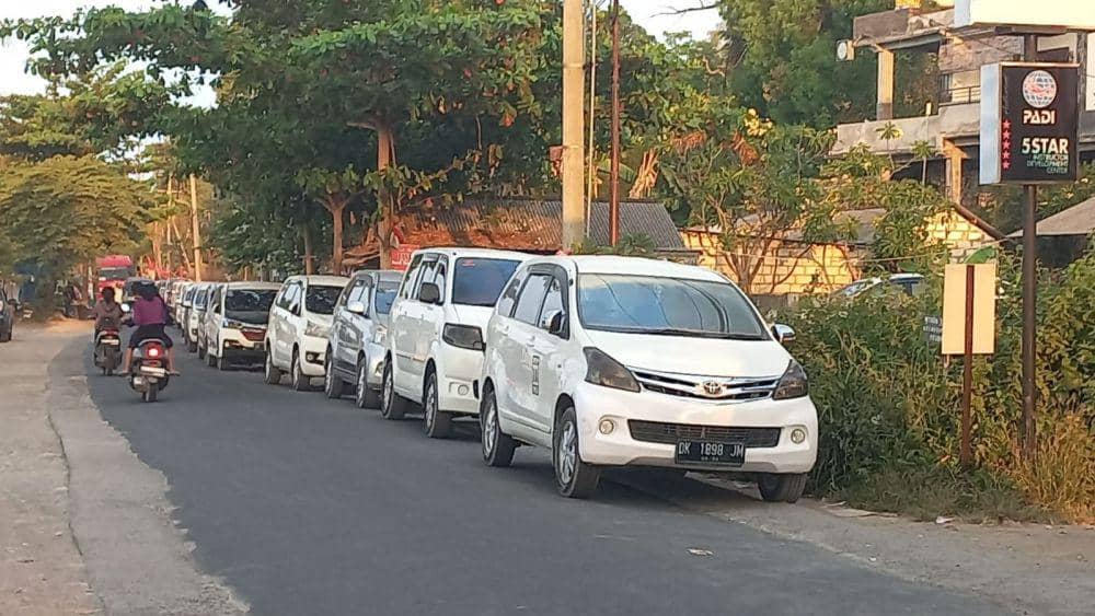 Kemacetan angkutan wisata di Nusa Penida. (Dok.IDNTimes/Wayan Antara)